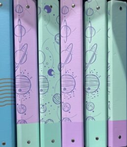Classeur A4 Purple rigide 4 anneaux motif astronomie système solaire mauve et turquoise